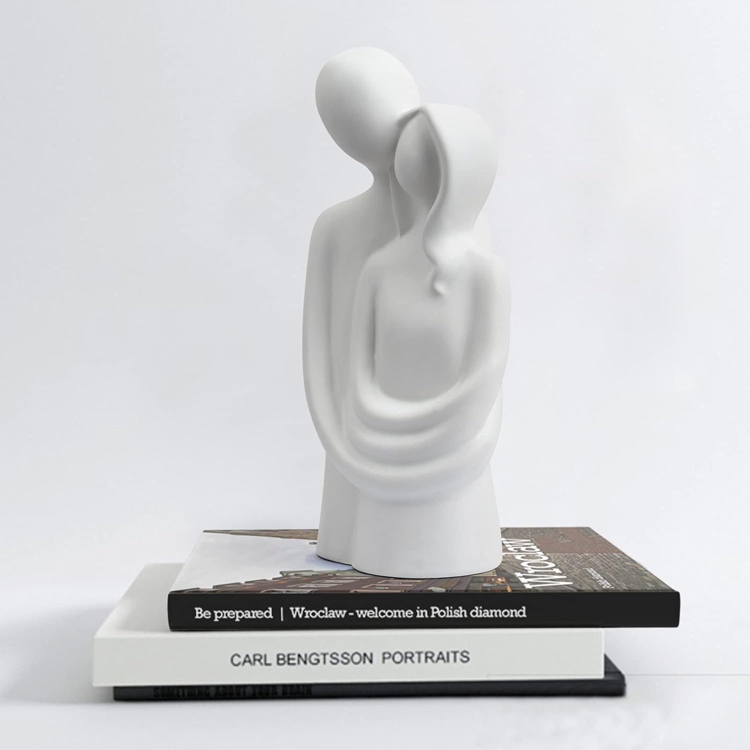 Notakia Hugging Couple Sculptures Home Decor Modern Romantic Love Statue for Office Bookshelf Desktop Decorations (Hugging Couple White)