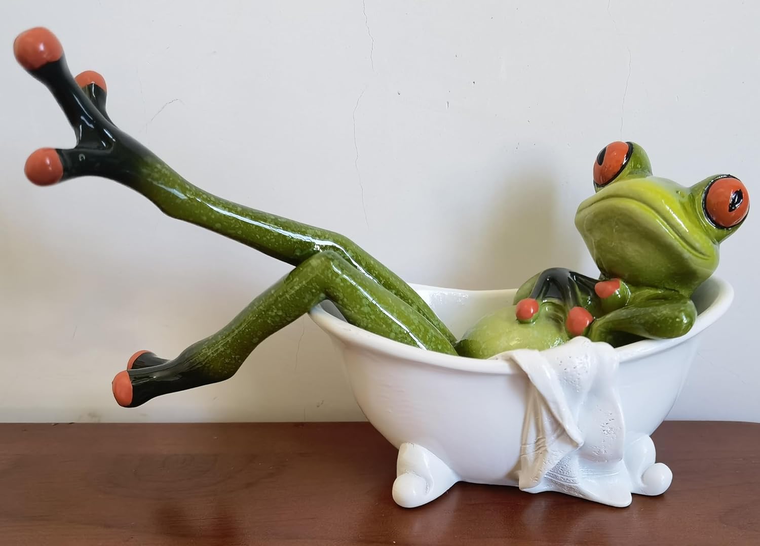 VVGIFTS Frog Figurines Decor Funny Cute Craft Resin Frog Sculpture Statue for Home Office Desk Tabletop Bathroom Decoration, Ornament Gift (Frog Lying in Bathtub)