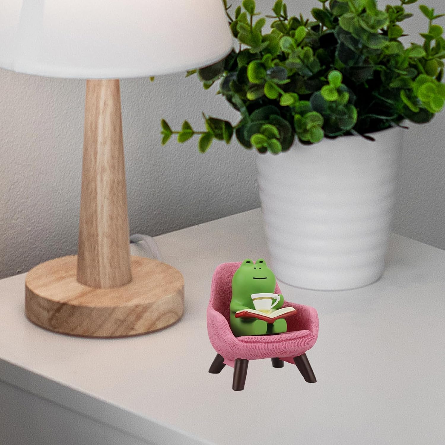 Miniature Frog Figurines - Funny Frog Sculpture for Shelf, Desk Decoration - Frog Desk Accessories - Perfect Cute Frog Gift for Frog Lovers(Pink Sofa)