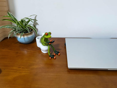 VVGIFTS Frog Figurines Decor Funny Cute Craft Resin Frog Sculpture Statue for Home Office Desk Tabletop Bathroom Decoration, Ornament Gift (Frog Sitting on Toilet)