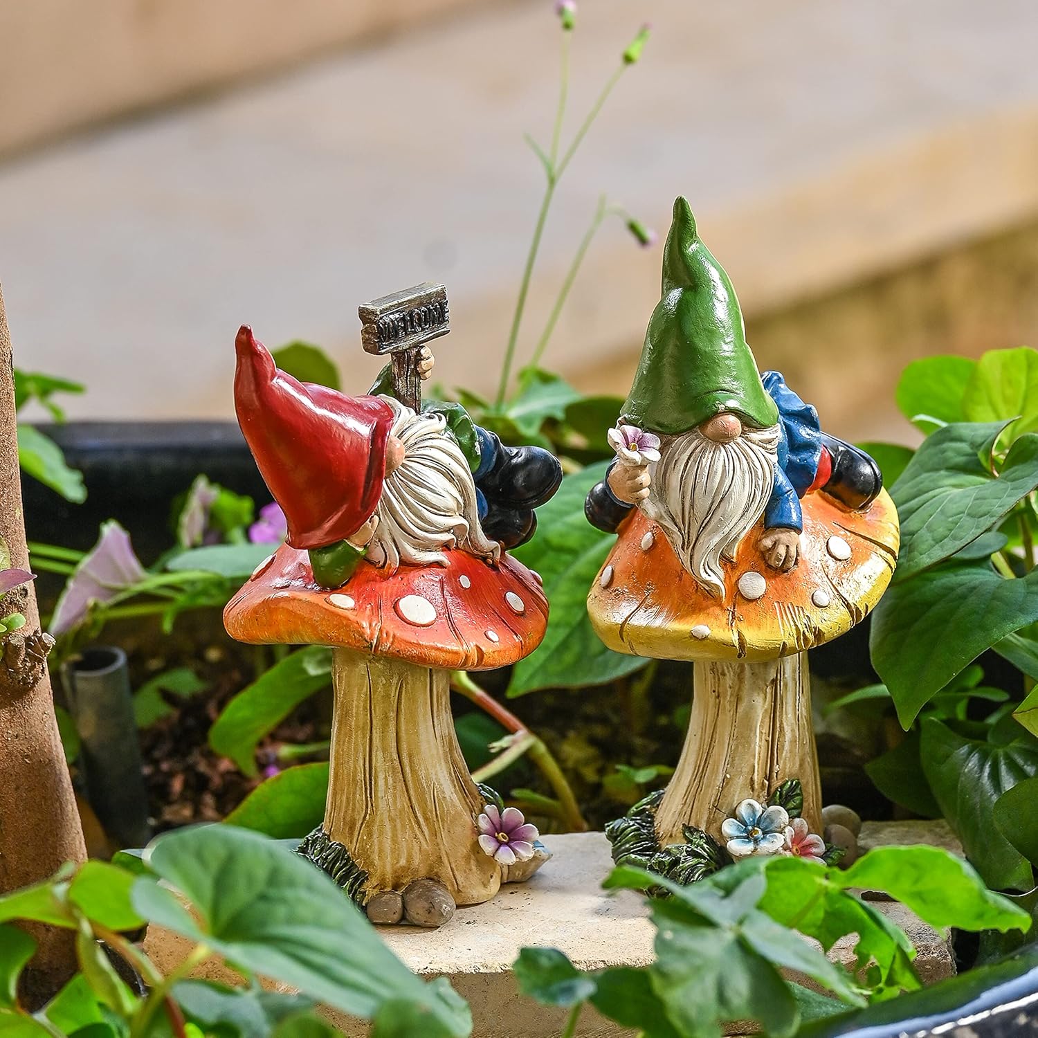 TERESA'S COLLECTIONS Resin Statues for Yard, Set of 2 Cute Garden Gnomes on Mushroom Statues for Outdoor Patio Porch Lawn, Ideal Gift for Dad Mom Birthday, Outside Decor Housewarming Gifts, 6.7"