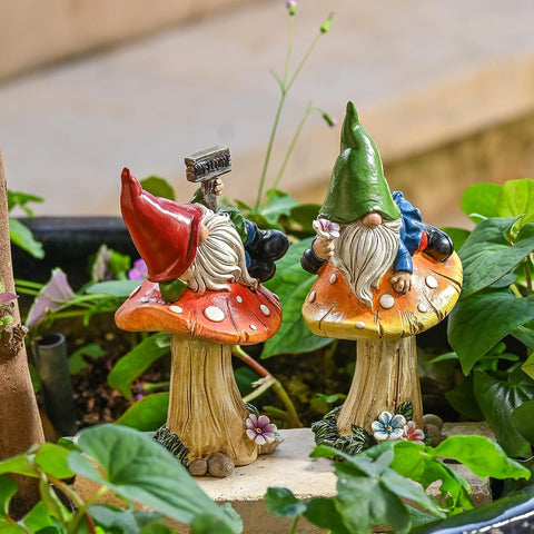 TERESA'S COLLECTIONS Resin Statues for Yard, Set of 2 Cute Garden Gnomes on Mushroom Statues for Outdoor Patio Porch Lawn, Ideal Gift for Dad Mom Birthday, Outside Decor Housewarming Gifts, 6.7"